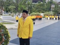 Kader Golkar Kaltim saat melakukan ziarah di makan pahlawan sebagai rangkaian HUT Golkar ke-61 (dok: expresi)