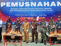 Proses pemusnahan barang rokok Ilegal oleh berbagai perwakilan pejabat pemerintah di kantor Bea Cukai Bontang, Selasa 30 Oktober 2025 (dok: Labib/expresi)