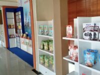 Deretan produk di sepanjang etalase UMKM Center Kota Bontang, Senin, 20 Oktober 2025. (Dok: Labib/expresi)