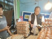 Iptu Mashudi saat sidak harga beras salah satu toko di pasar Taman Rawa Indah, Rabu, 22 Oktober 2025 (dok: Labib/expresi)