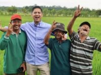 Ketua Umum DPP Pemuda Tani Indonesia (PTI), Budisatrio Djiwandono (dua dari kiri) bersama para petani (dok: @dpppemudatani)