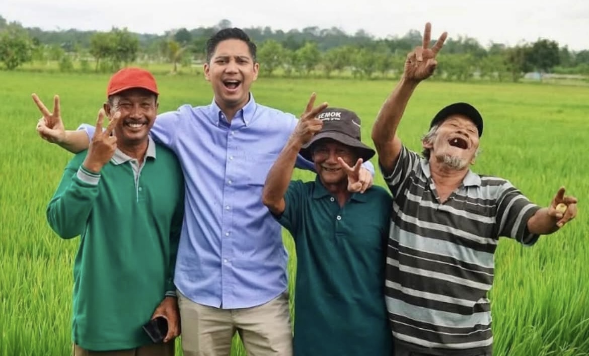 Ketua Umum DPP Pemuda Tani Indonesia (PTI), Budisatrio Djiwandono (dua dari kiri) bersama para petani (dok: @dpppemudatani)