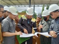 DPRD Kota Bontang saat melakukan sidak pembangunan lapangan mini soccer di Kelurahan Satimpo, Senin 27 Oktober 2025 (dok: Labib/expresi)