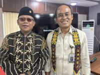 Staf Khusus Wapres, Nicolaus Teguh Budi Harjanto (baju putih) didampingi Rektor Unmul, Abdunnur (pakai peci) (Dok: wan/expresi)
