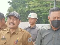 Kepala Dinas PUPR Kota Bontang, Edy Prabowo (kiri) saat berkunjung ke HOP, Kelurahan Satimpo bersama DPRD Bontang, Senin 27 Oktober 2025 (dok: Labib/expresi)