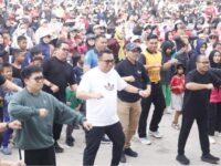 Jalan sehat yang diikuti jajaran Pemkab Kukar. (dok : Arif/expresi)