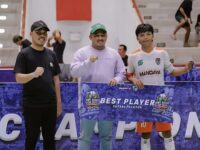 Ketua KNPI Kukar, Kabid Kepemudaan Dispora bersama pemain terbaik KNPI Cup. (dok : Arif/expresi)