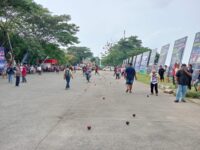 Masyarakat Kukar saat meramaikan salah satu jenis permainan tradisional Kutai. (dok : Arif/expresi)