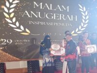 Kepala Dispora Kukar Aji Ali Husni bersama salah satu pemuda berprestasi di Kukar.