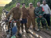 Wakil Bupati Kutai Timur, Mahyunadi, saat turun langsung meninjau kondisi jalan