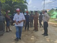 Wakil Bupati Kutim, Mahyunadi, saat melakukan peninjauan langsung ke lokasi (dok : Ahm/expresi)