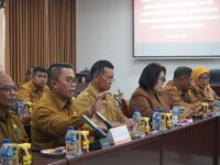 Mahyunadi dalam forum bersama manajemen perusahaan di ruang pertemuan Hongshi. (dok : Ahm/expresi)