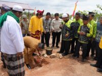 prosesi peletakan batu pertama oleh Wakil Bupati Kutim Mahyunadi (dok : Ahm/expresi)