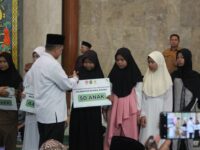 penyerahan simbolik oleh Ketua BAZNAS Kutim KH Masnip Sofwan bersama Bupati Kutim H Ardiansyah Sulaiman. (dok : Ahm/expresi)