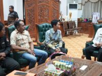 Ketua Bawaslu Kutai Timur (Kutim) Aswadi saat audiensi dengan Bupati Kutim Ardiansyah Sulaiman (dok : Ahm/expresi)
