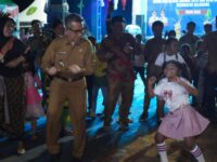 Bupati Kutai Timur Ardiansyah Sulaiman saat menghadiri penutupan HUT ke-28 Desa Bukit Makmur. (dok : Ahm/expresi)
