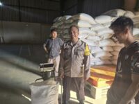 Aiptu Anom Wirawan dan Brigpol M. Sonhadji, saat mengawal pengiriman jagung hasil panen petani (dok : Ahm/expresi)