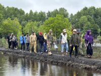Bupati Kutai Timur (Kutim) Ardiansyah Sulaiman meresmikan wisata pemancingan bandeng di Desa Teluk Pandan. (dok : Ahm/expresi)