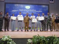 Wakil Bupati Mahyunadi, yang hadir sekaligus menyerahkan penghargaan Lomba Videografi Kewaspadaan 2025 yang digelar oleh Badan Kesbangpol Kutim (dok : Ahm/expresi)