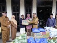 Bupati Ardiansyah Sulaiman saat penyerahan bantuan, didampingi Kepala Dinas Sosial Ernata Hadi Sujito dan Ketua Baznas Kutim Masnif Safwan (dok : Ahm/expresi)