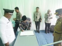 Bupati Kutai Timur (Kutim) Ardiansyah Sulaiman melantik Kepala Desa Antar Waktu (PAW) Kelinjau Ilir (dok : Ahm/expresi)