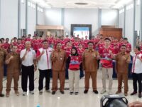 Jajaran Dispora dan Pengurus Askab PSSI Kukar bersama puluhan peserta pelatihan.