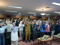 Dr Sulastin, Staf Ahli Bupati Bidang Perekonomian, Pembangunan dan Keuangan, saat membuka Workshop Strategi dan Inovasi Branding untuk UMKM di Ruang Tempudau, Kantor Bupati Kutim.