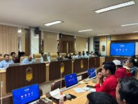 Rapat yang digelar Pemkab Kutim di Ruang Arau ini menghadirkan lintas pihak termasuk serikat pekerja dan manajemen perusahaan. (dok : Ahm/expresi)