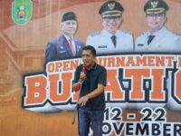 Kepala Dispora Kutim, Basuki Isnawan, saat membuka turnamen tersebut. (dok : Ahm/expresi)