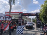 Sekda Kukar, Sunggono bersama jajaran Dispora saat melepas peserta.