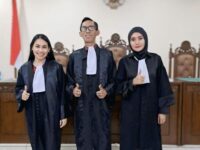 Kuasa hukum Catur Adi Prianto, Agus Amri (tengah) bersama timnya (dok: pribadi)