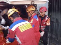 Proses evakuasi mayat usai peristiwa kebakaran yang melanda Jalan Prona 3, Kelurahan Sepinggan (dok: Expresi)