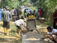 Sejumlah warga lakukan aksi gotong royong memperbaiki akses jalan utama kampung Masdarling, Kelurahan Gunung Telihan, Kecamatan Bontang Barat, Kota Bontang, pada Minggu, 2 November 2025 (dok: warga)