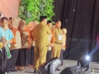 Wakil Wali Kota Balikpapan Bagus Susetyo, menyerahkan SK Kepengurusan Forum Adiwiyata Kota Balikpapan Periode 2025-2030 kepada Ketuanya Syahriel MPd, dalam acara Eco Office and CGH Kota Balikpapan yang berlangsung di BSCC Dome Balikpapan, Selasa (4/11/2025).