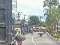 Truk antre untuk isi bahan bakar di Pom Bensin Akawi Jalan MT Haryono, Kota Bontang, Kamis 13 November 2025 (dok: Labib/expresi)