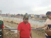 Wawali Kota Bontang, Agus Haris, saat sidak proyek turap di Jalan Bulu Tangkis Dua, Kelurahan Api-Api, Jumat, 14 November 2025 (dok: Labib/expresi)