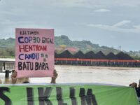 Aksi protes atas pengerukan batubara di Kaltim (dok: XR Bunga Terung)