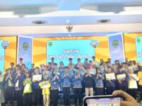Penyerahan secara simbolis bantuan program Gratispol Pendidikan Pemprov Kaltim (dok: wan/expresi)