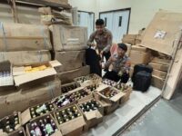 Polisi saat melakukan penyitaan miras ilegal (Dok: Polres Bontang)