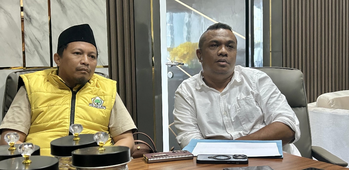 Ketua AMPG Kutim, Kahirudin (kiri) , Staf Ahli Partai Golkar Kutim, Alex Bajo (kanan) (Dok: Tio/expresi)