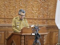 Bupati Kutai Timur (Kutim), Ardiansyah Sulaiman, memaparkan Nota Penjelasan Rancangan APBD 2026 dalam Rapat Paripurna DPRD Kutim, Senin malam 24 November 2025 (dok: ist)