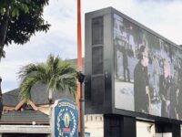 Videotron di depan Kantor DPMPTSP Kota Bontang (dok: Expresi)