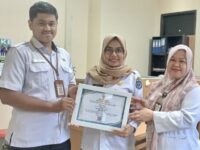 Pegawai DPMPTSP Kota Bontang yang meraih penghargaan arsiparis teladan gelaran DPK Bontang (dok: DPMPTSP Bontang)