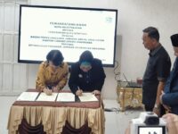 Wali Kota Bontang, Neni Moerniaeni dengan kepala cabang utama BPJS Samarinda, Andrielona saat melakukan penandatanganan kesepakatan bersama di Rumah Jabatan Wali Kota Bontang, Jumat, 28 November 2025 (dok: Labib/expresi)