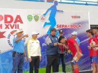 Ketua ASKAB PSSI Kabupaten Kukar Thauhid dan tim beserta para atlet sepak bola Kukar. (dok : Arif/expresi)