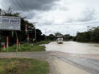 Genangan air setinggi lutut merendam Jalan Soekarno Hatta, Sangatta Utara, usai hujan deras. Arus lalu lintas tersendat.(Dok: tio/expresi)