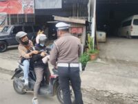 Satlantas Polres Bontang saat melakukan operasi Mahakam 2025 pada salah satu jalan di Bontang (Dok: Labib/expresi)