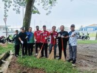 Pegawai Dinas Penanaman Modal dan Pelayanan Terpadu Satu Pintu (DPMPTSP) Kota Bontang turun bersihkan lingkungan