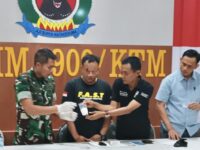 Tim gabungan Kodom 0909/KTM, BNN, dan BIN menampilkan barang bukti usai penangkapan (Dok: tio/expresi)