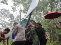 Otorita Ibu Kota Nusantara (IKN) pasang papan larangan aktivitas ilegal di Taman Hutan Raya (Tahura) Bukit Soeharto, Kutai Kartanegara, Rabu 3 Desember 2025 (dok: OIKN)